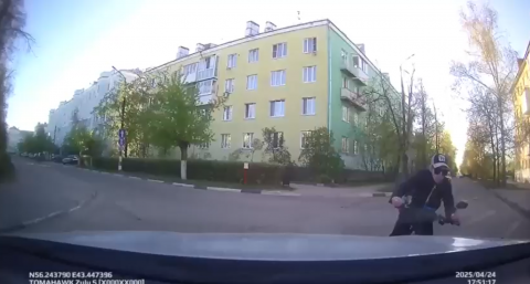 В Дзержинске велосипедист на полной скорости влетел в легковушку