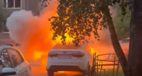 В Нижнем Новгороде рано утром во дворе вспыхнула легковушка
