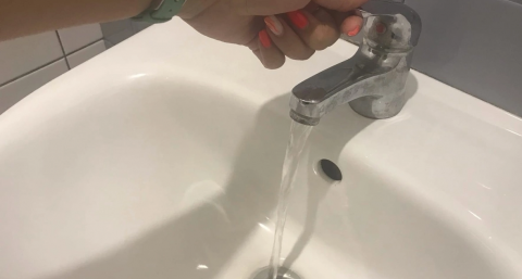 Жители Бора остались без воды и страдают от вони на улицах после аварии водоканала