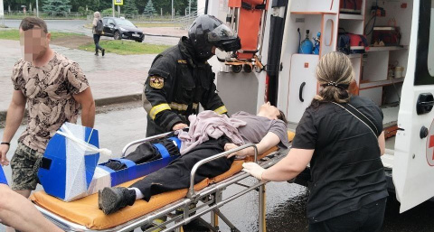 В Нижнем Новгороде столкновение легковушки и самоката закончилось травмами и вызывом скорой