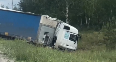 В Балахнинском районе фура оказалась в кювете, спасаясь от вылетевшего на встречку автомобиля