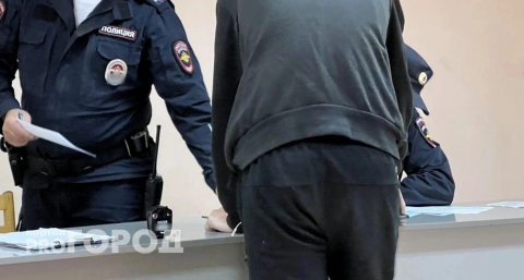 Мужчина из Володарского района метнул нож в жену во время пикника у реки