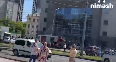 В Автозаводском районе горит торговый центр: эвакуировали 500 человек