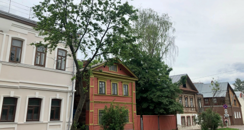 Жители двухэтажки в Нижнем Новгороде пятый год страдают от воды: каждый дождь становится экстремальным шоу