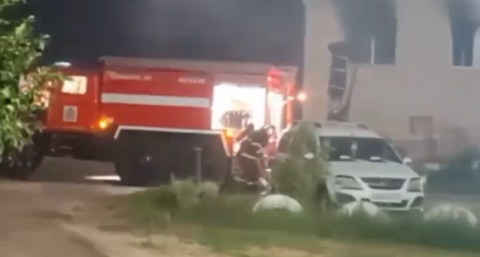 Пожарные спасли 10 человек из горящей квартиры в Володарском районе