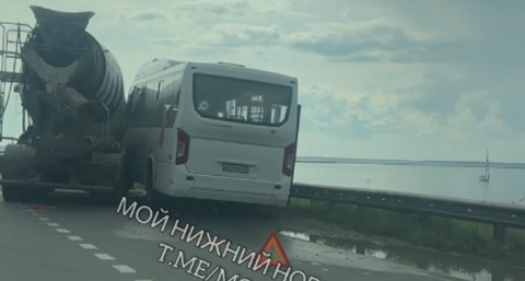 В Городецком районе рейсовый автобус попал под бетономешалку