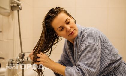 Волосы перестали выпадать клочьями: осенью использую 1 натуральный продукт — теперь густая шевелюра моя гордость 