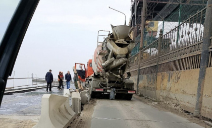 Бетономешалка застряла на нижегородской ГЭС и парализовала дорогу на несколько часов 