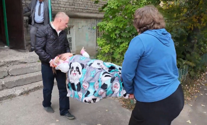 "Мы даже не можем выйти из дома и попасть в больницу": мама ребенка-инвалида из Дзержинска рассказала, почему их игнорирует администрация