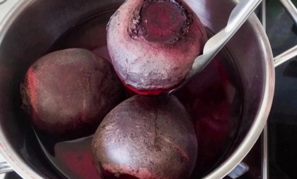 Не варю свеклу часами - хватает 15 минут: получается вкуснее, сочнее и без запаха на весь дом