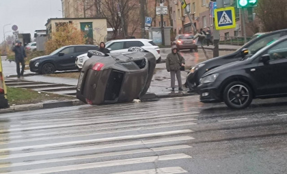 В Нижнем Новгороде на мокрой дороге перевернулась легковушка