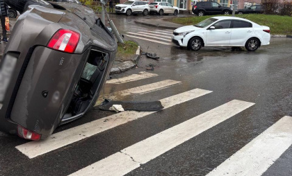 Двое пострадали в ДТП с перевернутой машиной в Нижнем Новгороде