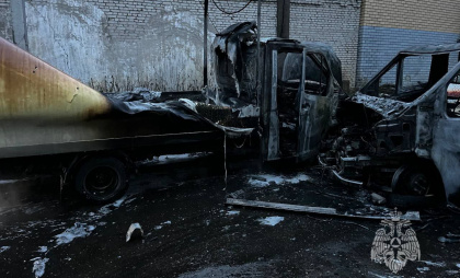 В Нижнем Новгороде на парковке загорелись несколько грузовых авто