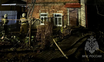 Огонь охватил жилой дом ночью в Советском районе Нижнего Новгорода