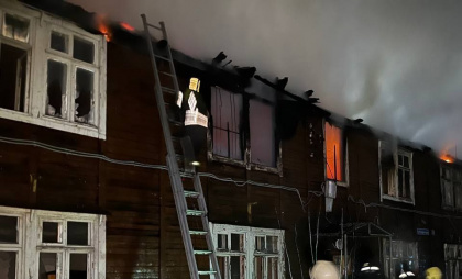 Заброшенный дом горел ночью в Ленинском районе