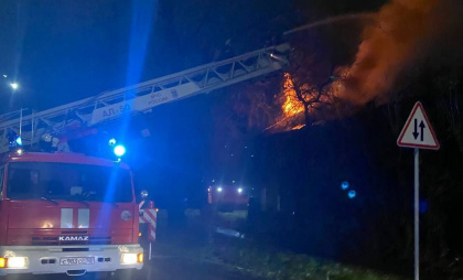 Огонь охватил ночью деревянный дом в Ленинском районе