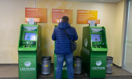 Экономист раскрыла опасный лимит: снимаете больше этой суммы в день - карту заблокируют