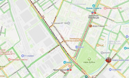 Пять машин «смели в кучу» на улице Новикова-Прибоя