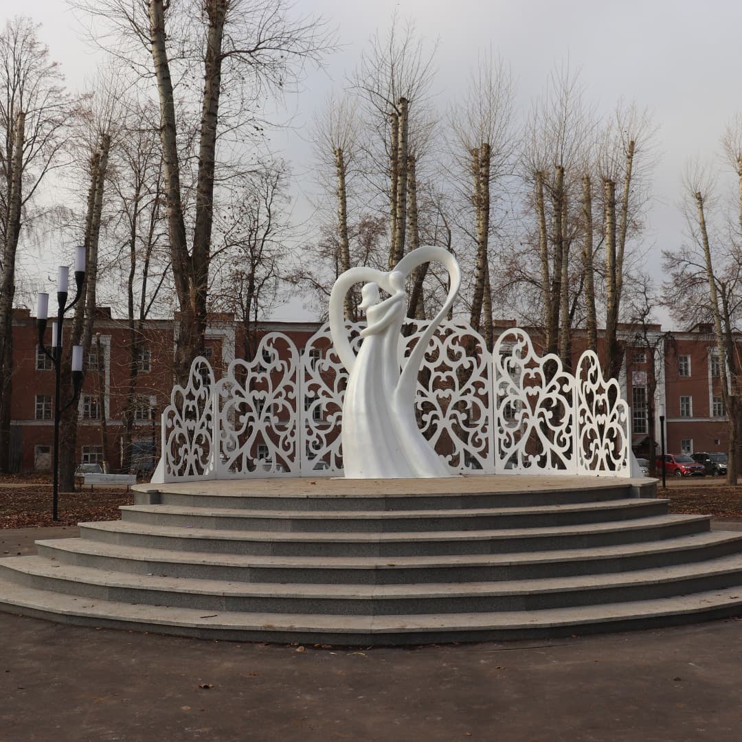 В Нижегородской области появилась еще одна необычная скульптура у ЗАГСа