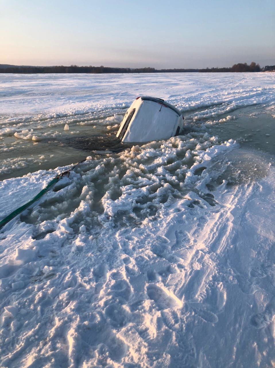 Автомобиль провалился под лёд в Нижегородской области