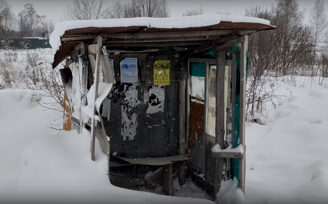 Жители нижегородской глубинки построили сарай, чтобы укрываться от непогоды на остановке