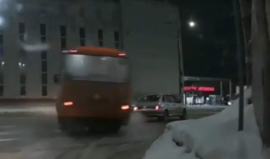 Водитель автобуса с помощью дрифта избежал ДТП