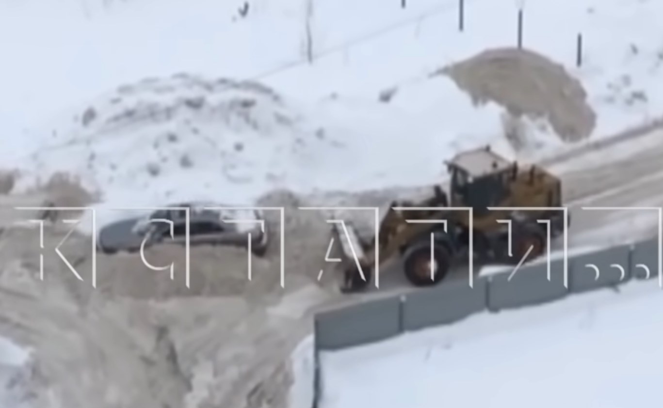 Водитель трактора решил завалить снегом авто за неправильную парковку 