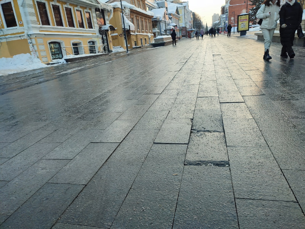 Полы ходят ходуном. Брусчатка в Нижнем Новгороде на большой Покровской. Брусчатка на Покровке Нижний Новгород. Дефекты в покрытии брусчаткой.. Большая Покровская Нижний Новгород фото 2022.