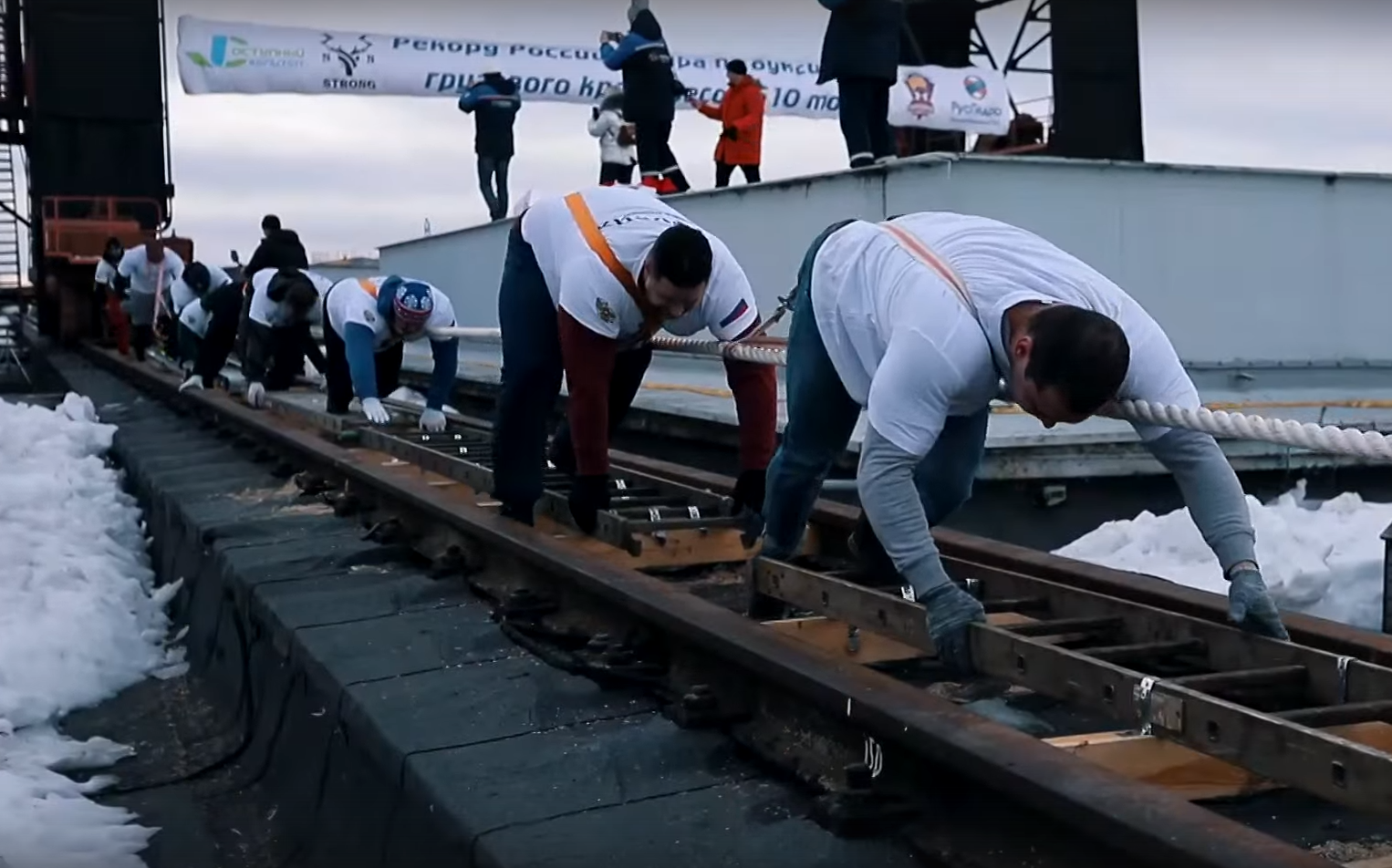 В Нижегородской области «бурлаки» установили мировой рекорд, сдвинув с места грузовой кран