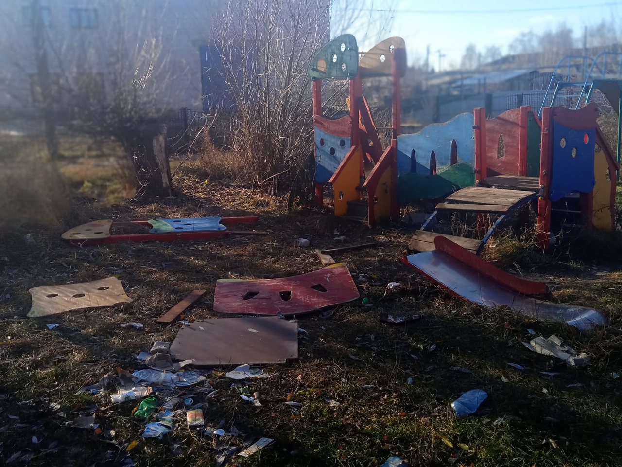 В нижегородской глубинке дети с родителями вынуждены гулять на свалке