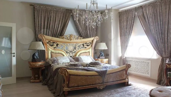 Заглядываем внутрь особняка под Кстово: королевские кровати и унитаз с позолотой