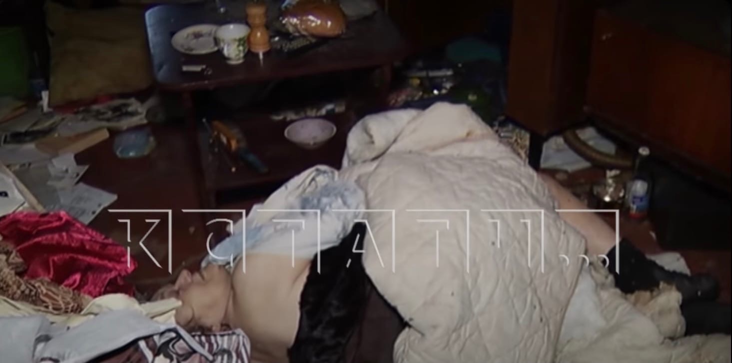 Женщина-инвалид второй месяц спит и ест на полу в Нижнем Новгороде