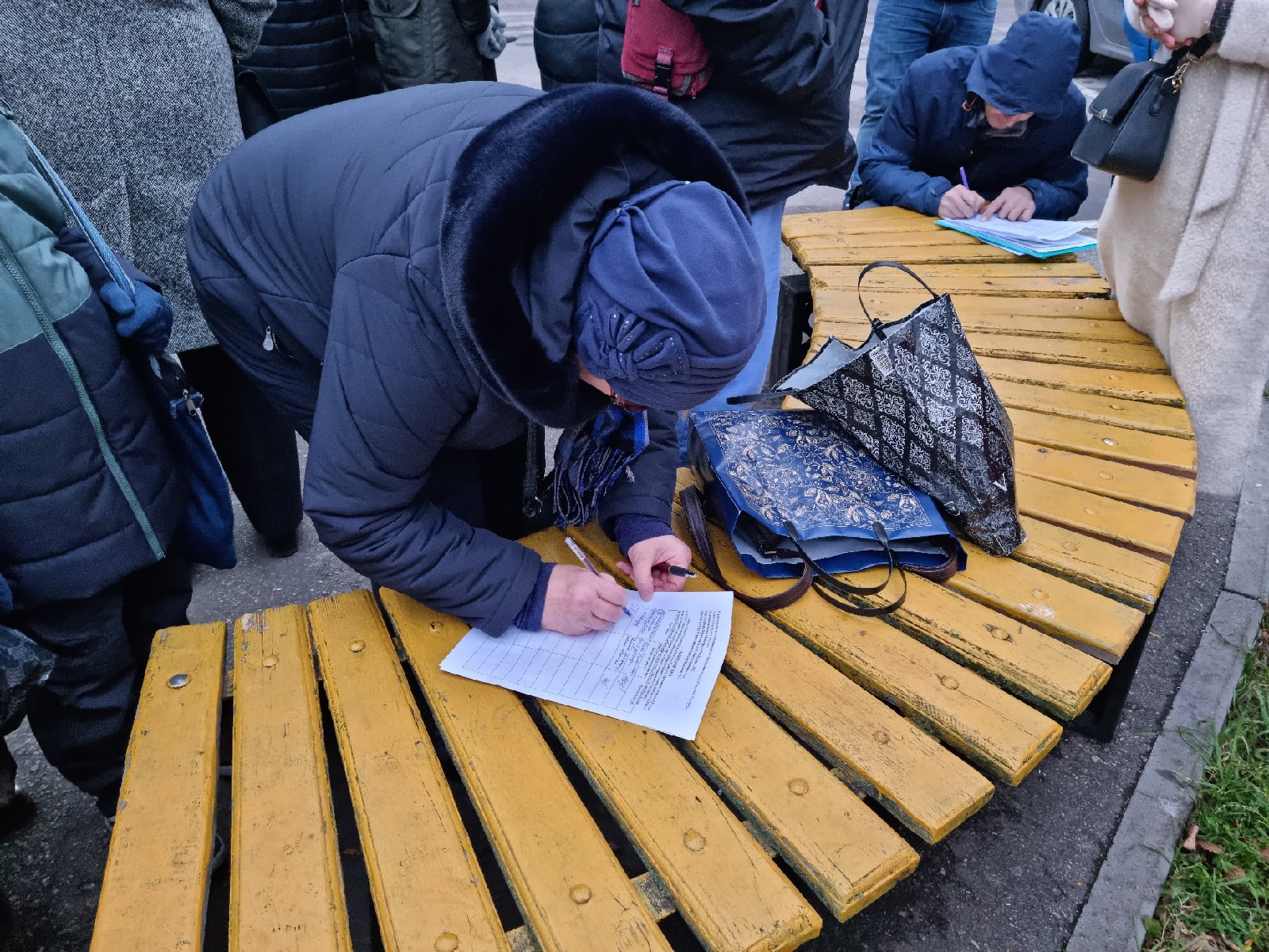 Нижегородцы собрали 2300 подписей за отмену QR-кодов, водя хоровод на Покровке