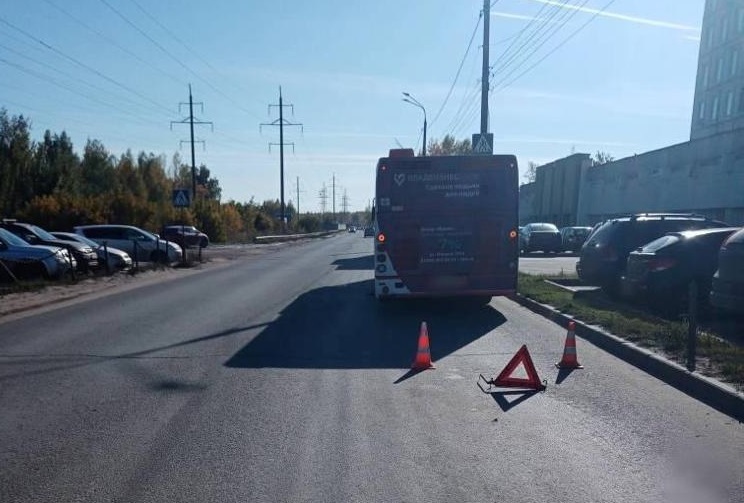 Мужчина упал в автобусе и сломал шейку бедра в Нижнем Новгороде