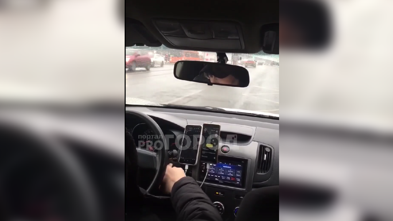 В Нижнем Новгороде таксист выгнал женщину с ребенком на мороз из-за масочного конфликта 