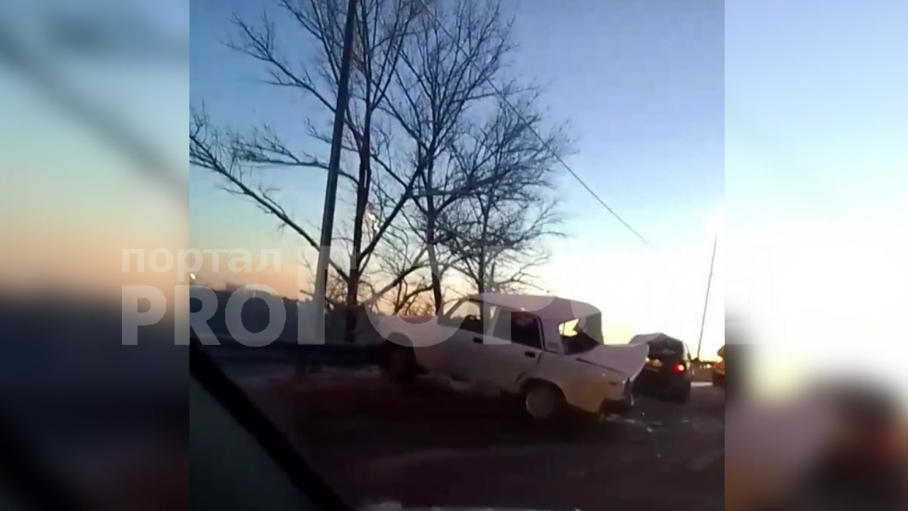 Водитель "Жигули" устроил массовое ДТП на Борском мосту      