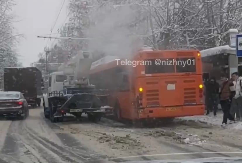 Автобус задымился от удара автовышки: пассажиры выбежали из транспорта