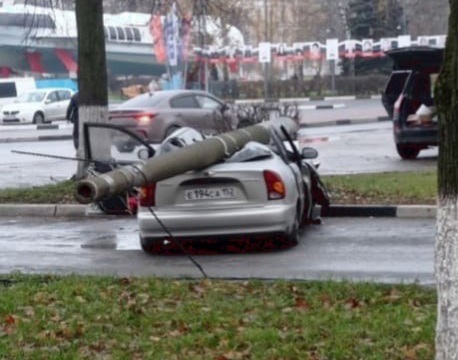 Пьяный водитель снес столб и чудом спасся в Нижнем Новгороде