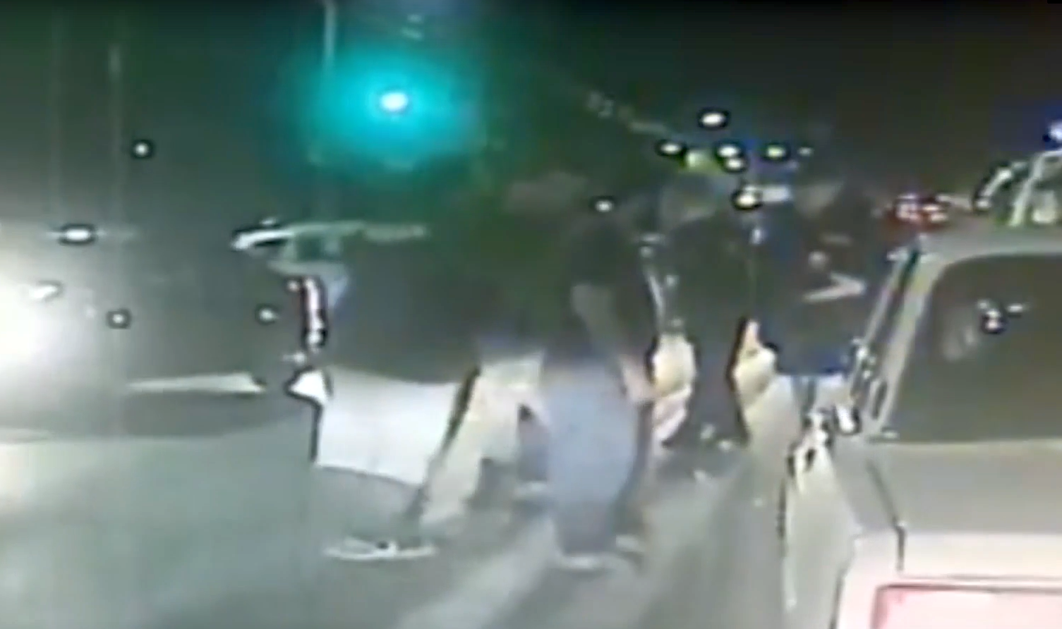 драка в нижнем. разбитые машины на шоссе ночью. массовая драка у кафе seegore. мужчина избили подростков нижний новгород. нижний тагил драка подростков.