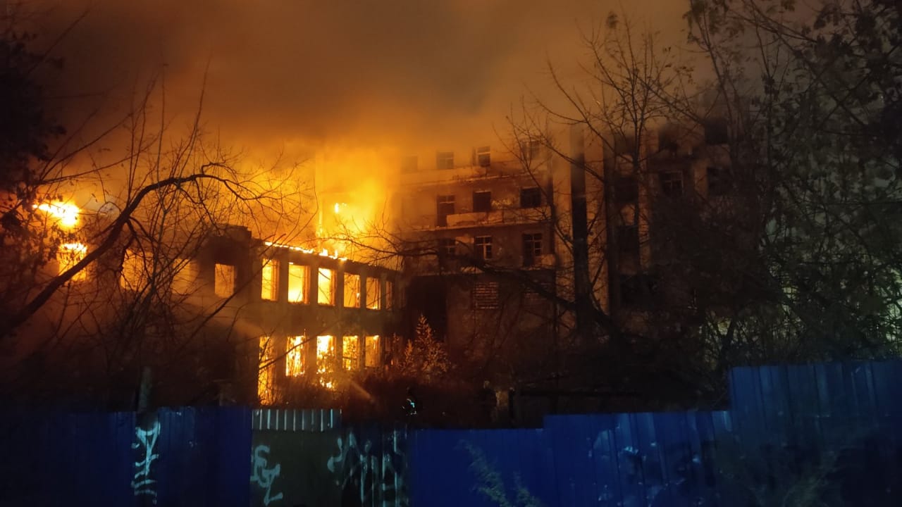 Дом чекиста сгорел на площади 1000 кв м в Нижнем Новгороде