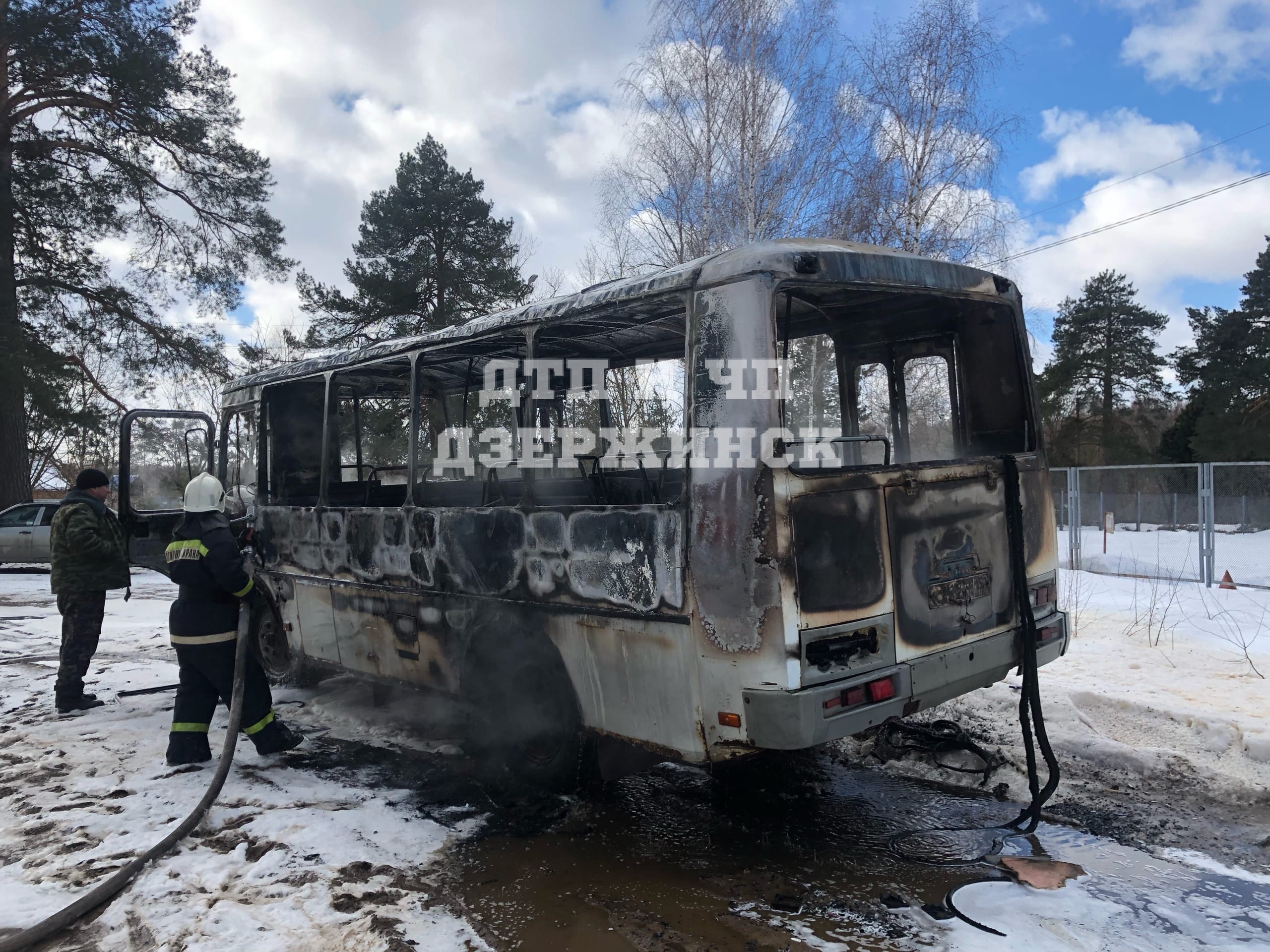 Рейсовый автобус сгорел дотла в нижегородском поселке