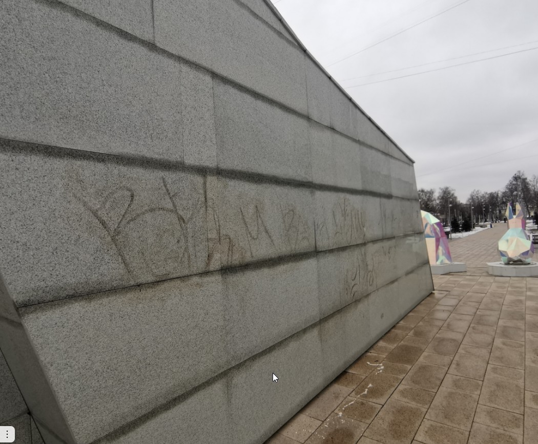 Московский район полгода раскрашивают граффитисты: жители устали писать жалобы