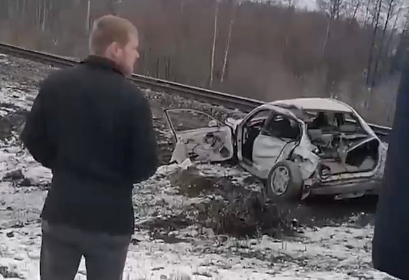Нижегородская электричка снесла авто на переезде: пассажиры вылетели из машины от удара 