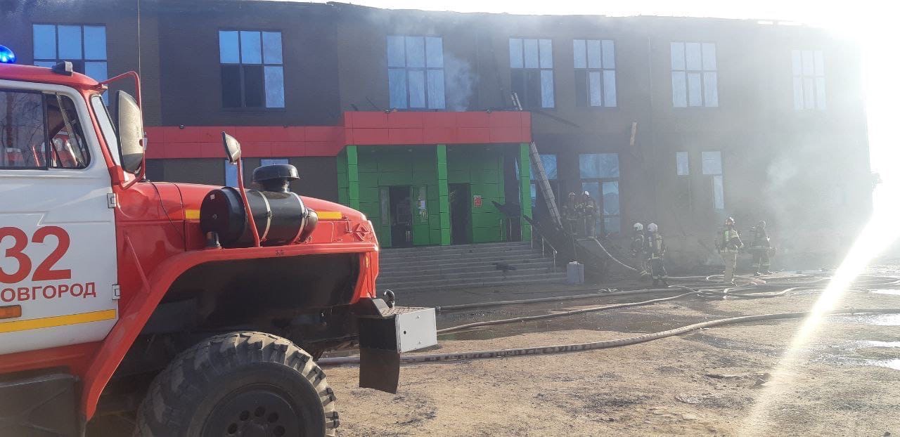 Здание “Пятерочки” загорелось в Нижнем Новгороде  