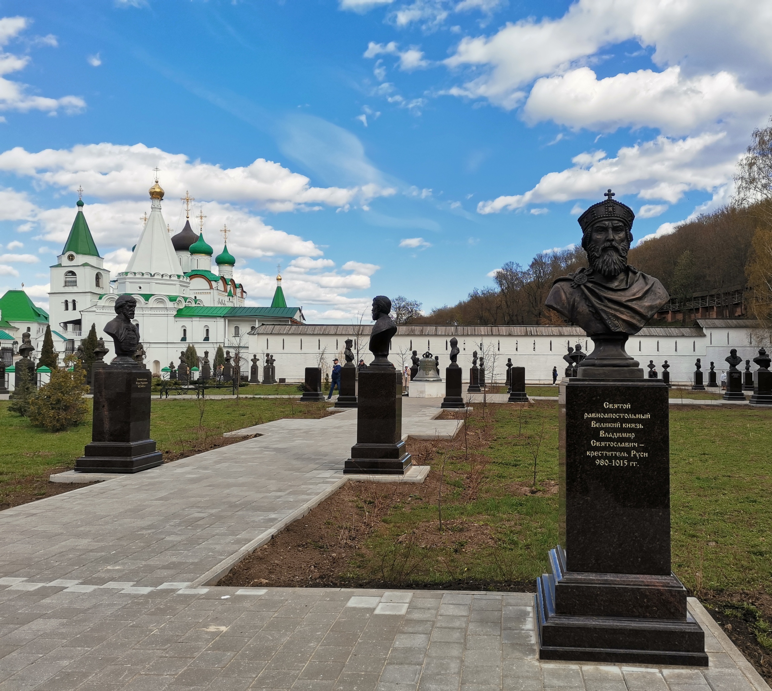 Русский памятник. Печерский монастырь Нижний Новгород памятники Рюриковичи. Памятники русским князьям. Памятники новым русским. Памятники новых русских.