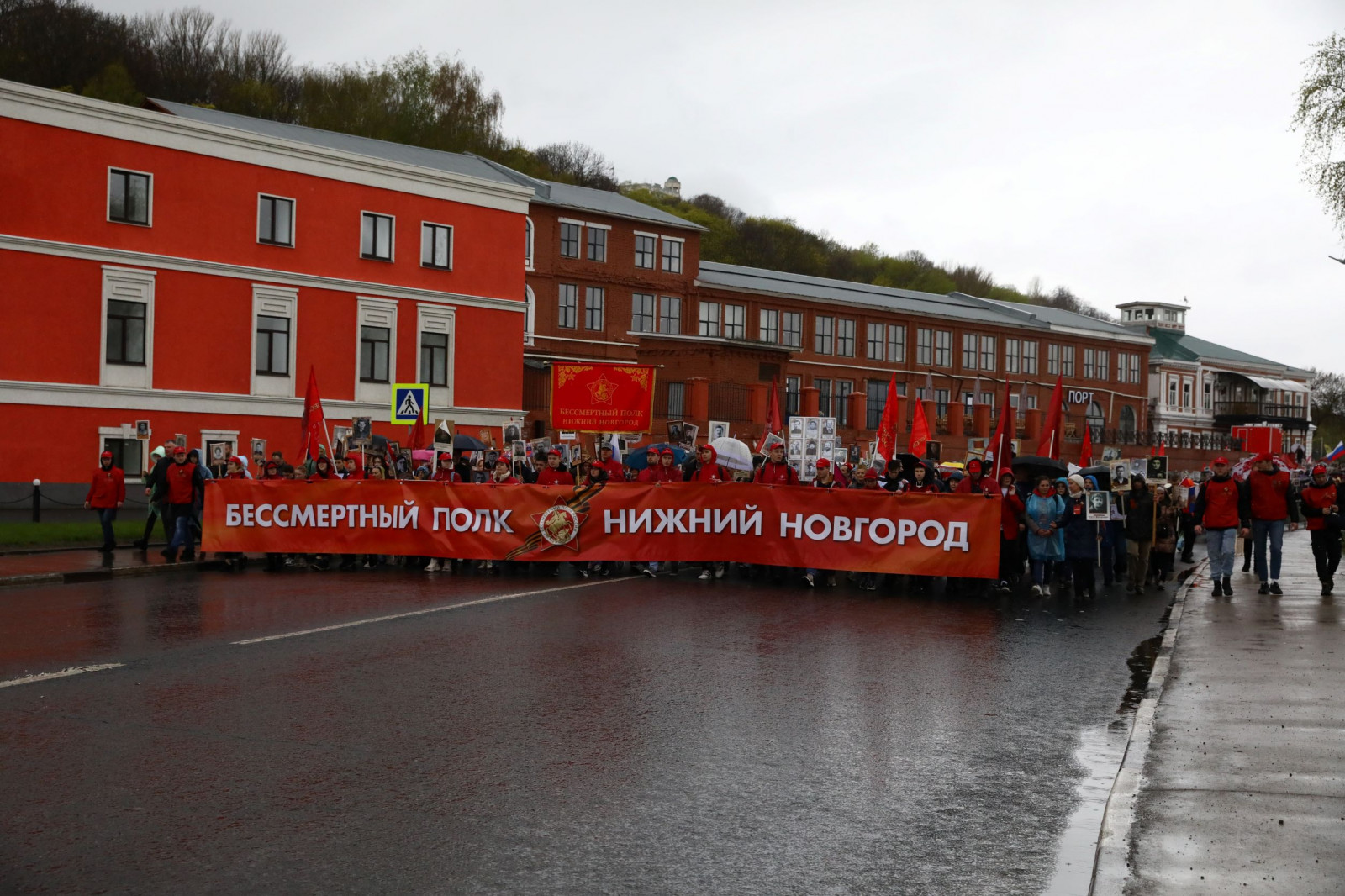 В Нижнем Новгороде в шествии “Бессмертного полка” приняли участие свыше 30 тысяч человек