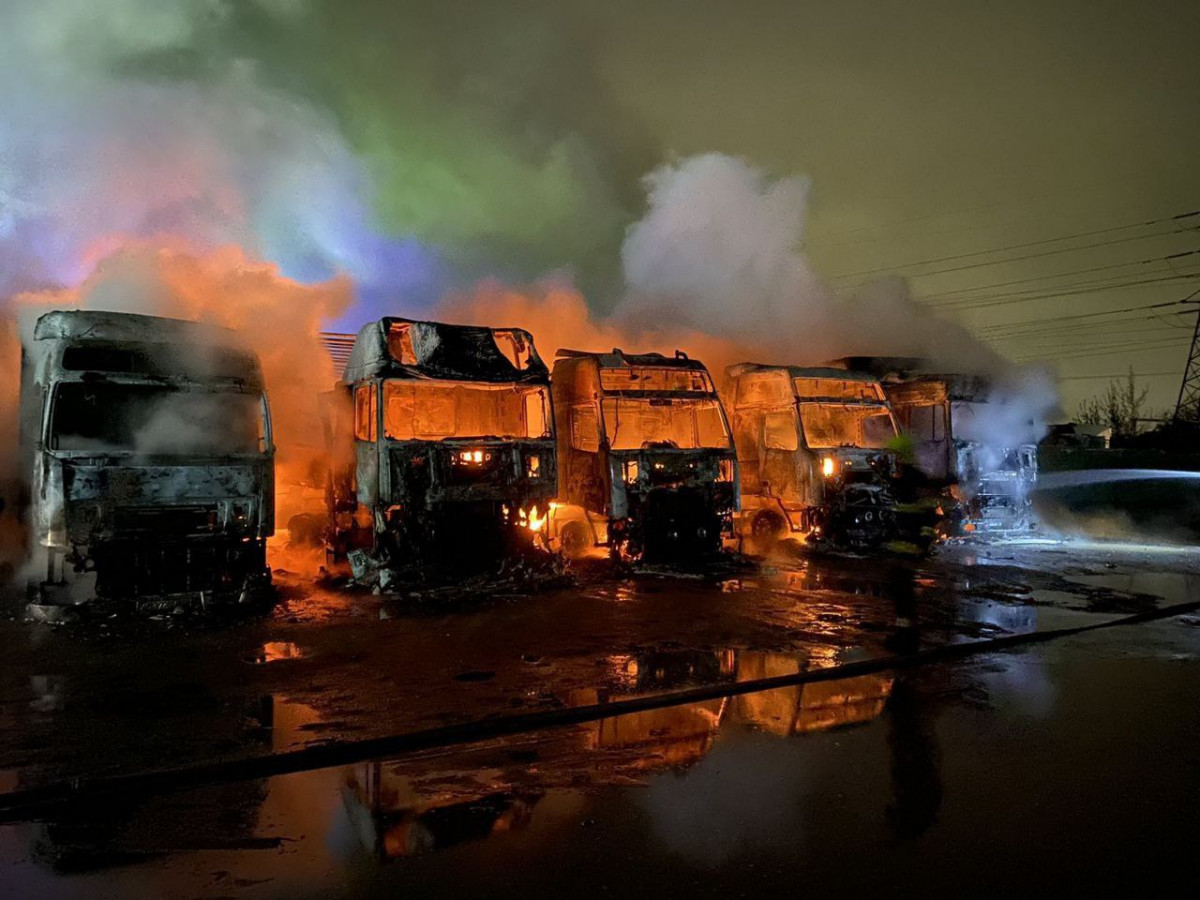 На стоянке в Нижнем Новгороде сгорело семь грузовиков