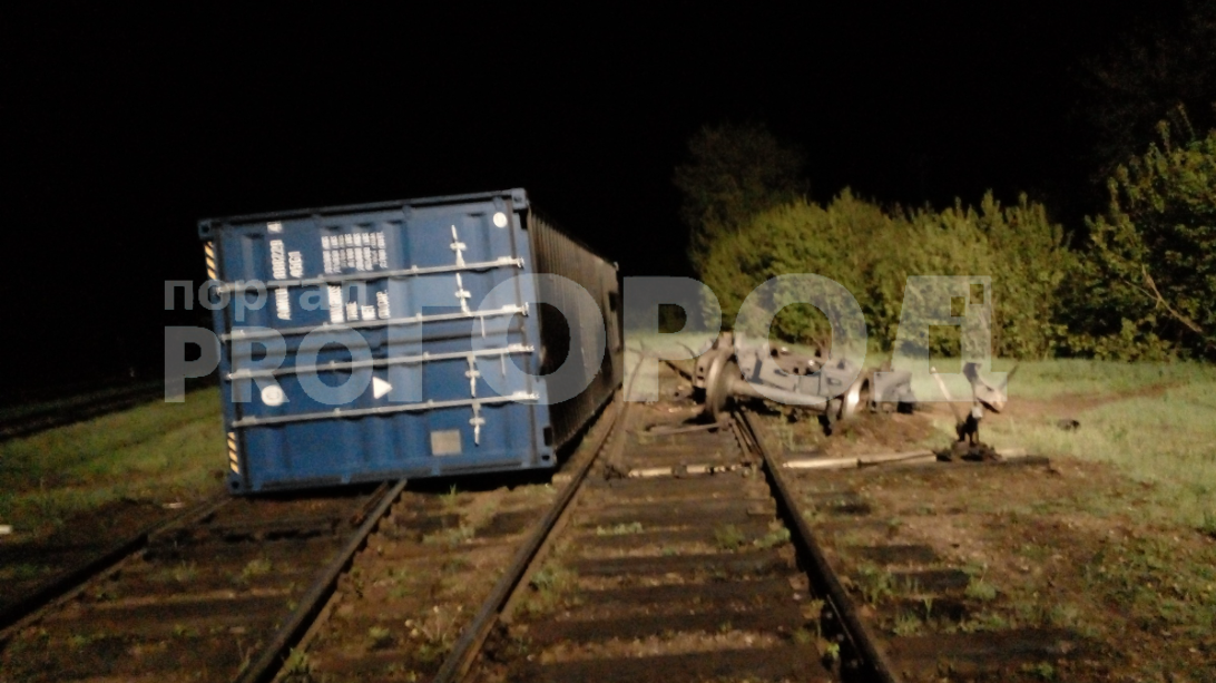 Платформа железнодорожного состава сошла с рельс и опрокинулась в Нижегородской области
