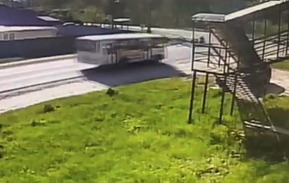 Мотоциклист без прав въехал в пассажирский автобус в Семенове