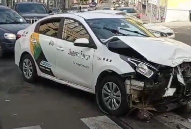 Водитель такси заснул за рулем и врезался в иномарку в Нижнем Новгороде